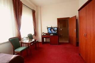 Отель Hotel Sonex Ченстохова Просторный двухместный номер с 2 отдельными кроватями-3